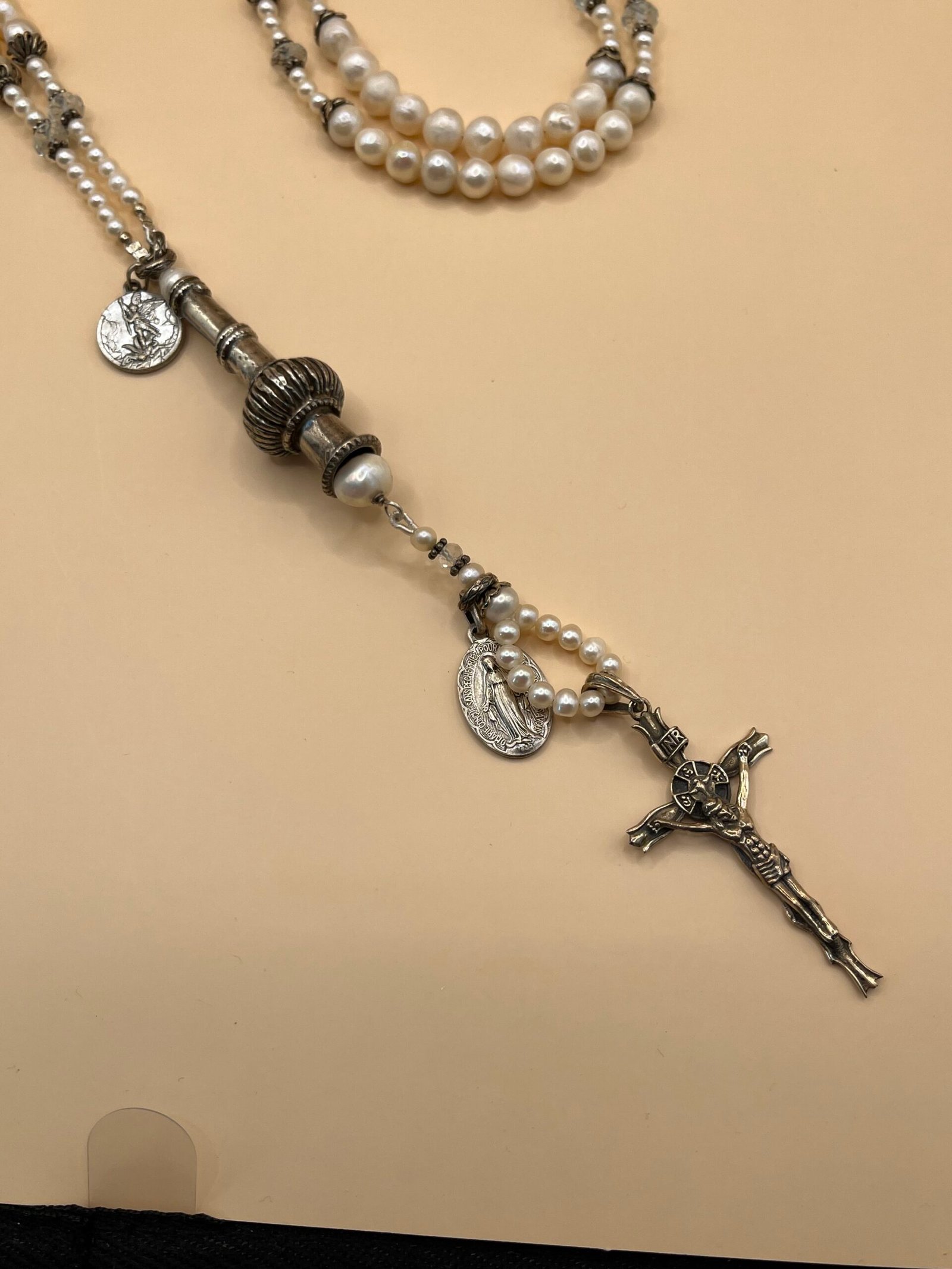 Sautoir en améthyste verte, croix du Christ – vue 4