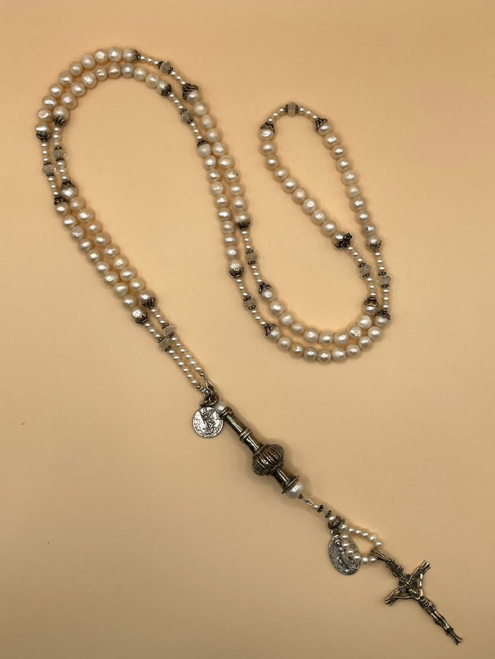 Sautoir en améthyste verte, croix du Christ – vue 2
