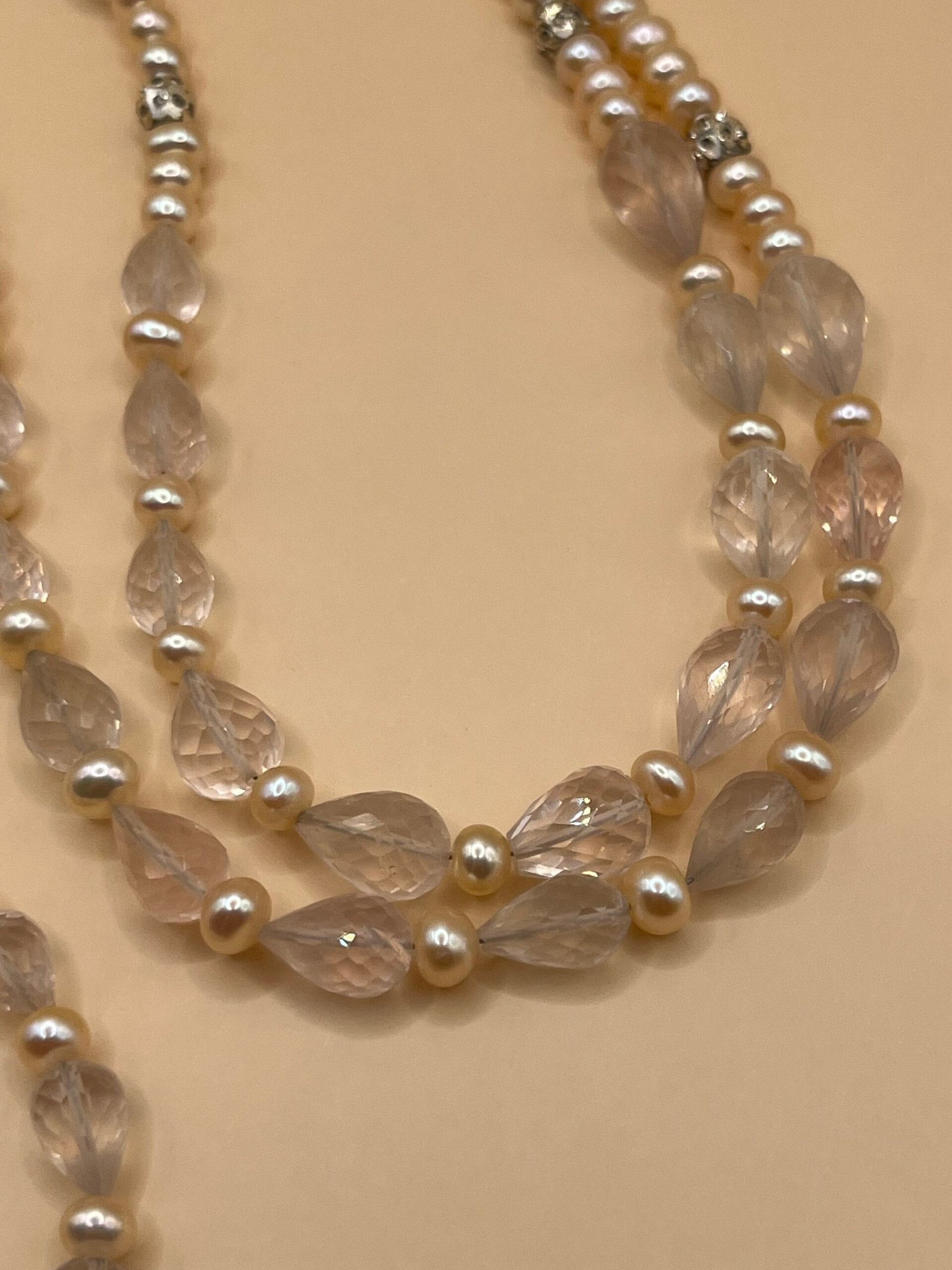Sautoir en quartz rose, croix du Christ en argent – vue 4