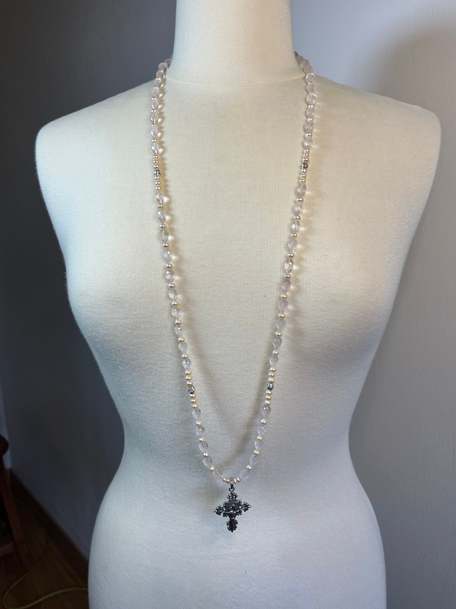 Sautoir en quartz rose, croix du Christ en argent – vue 3