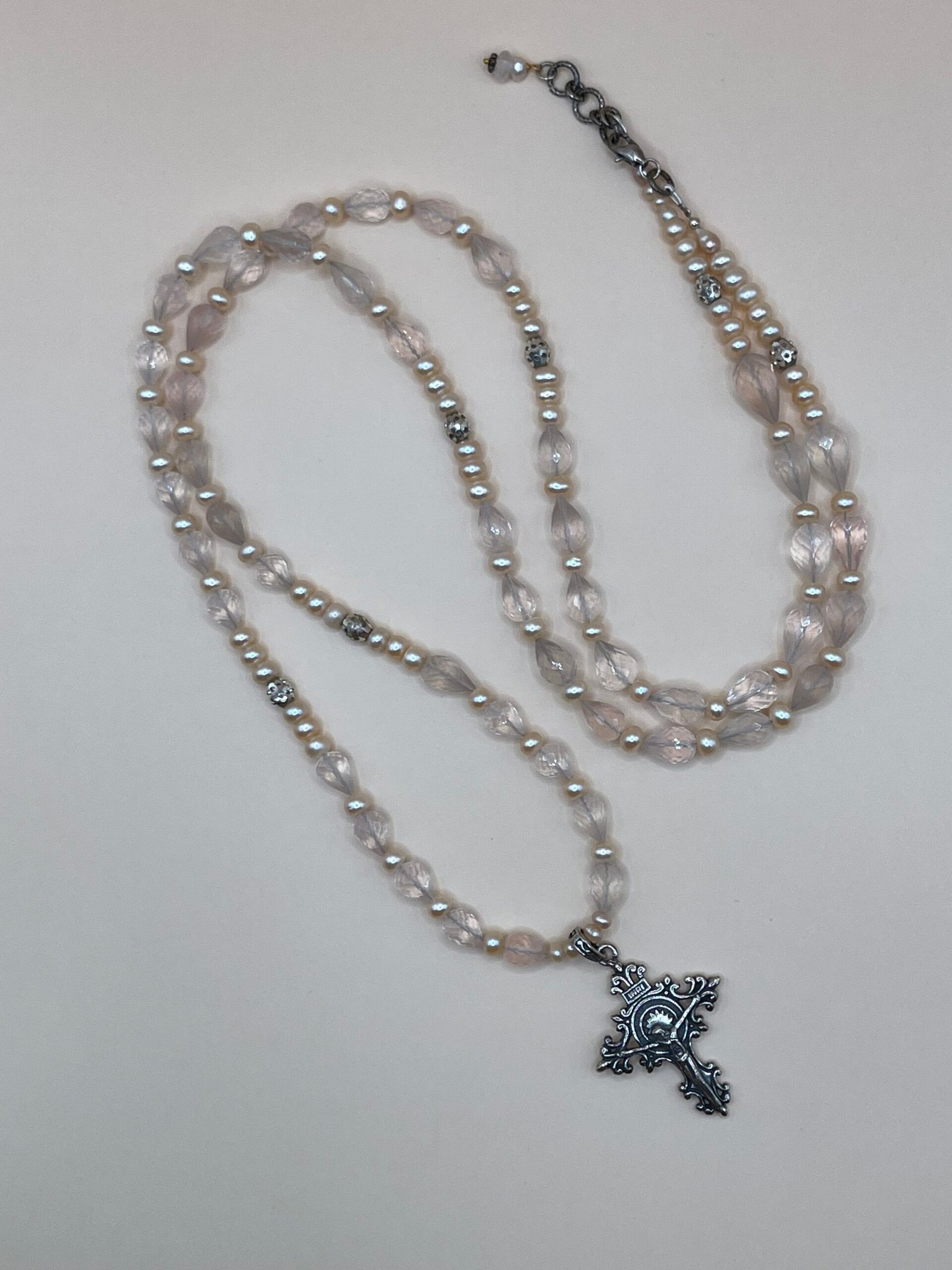 Sautoir en quartz rose, croix du Christ en argent – vue 2