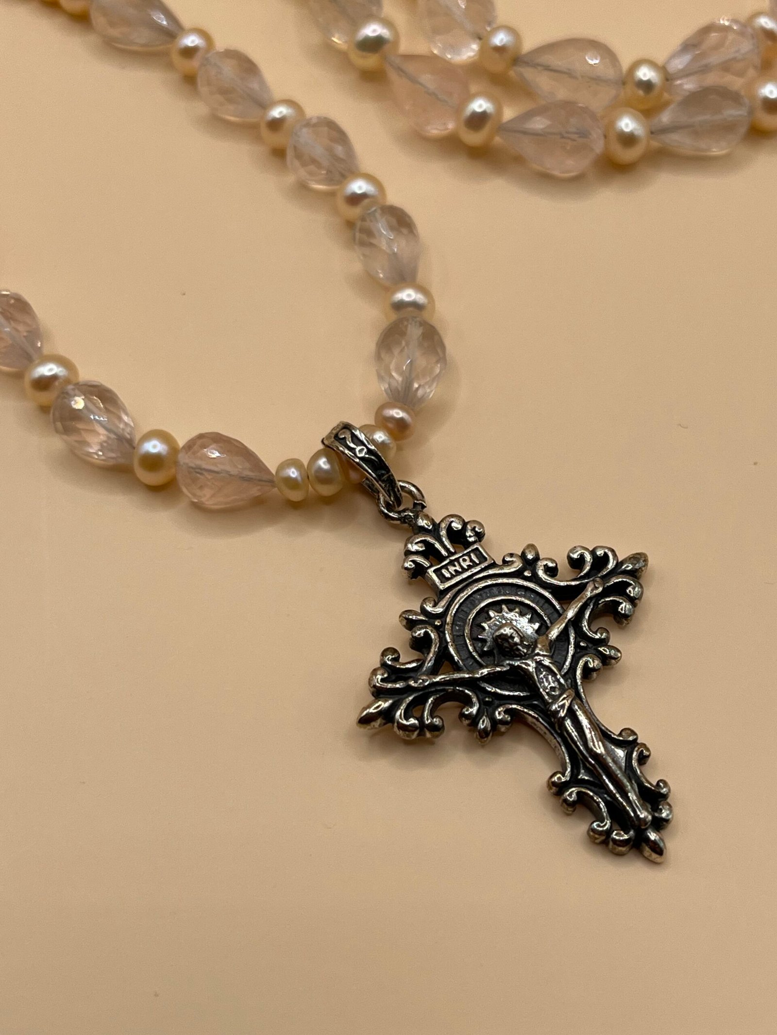 Sautoir en quartz rose, croix du Christ en argent – vue 5