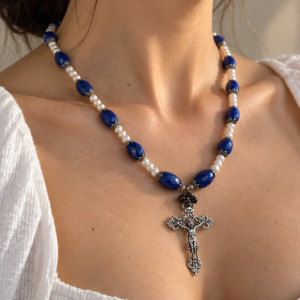 Collier en lapis-lazuli, croix du Christ