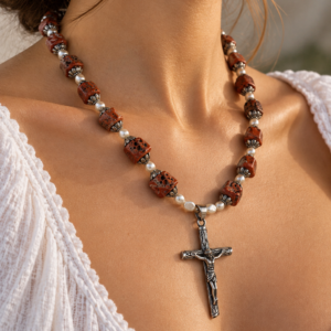Collier en corail tibétain fossilisé, croix du Christ