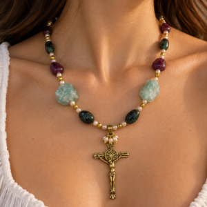 Collier en émeraude et rubis, croix du Christ