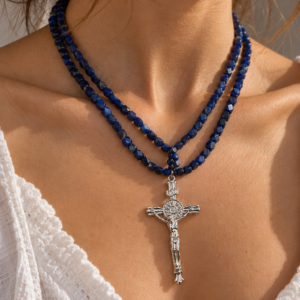 Collier à deux rangs en lapis-lazuli, croix du Christ