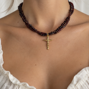 Collier en grenat, croix du Christ