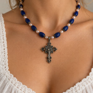 Collier en lapis-lazuli et perles, croix du Christ en argent